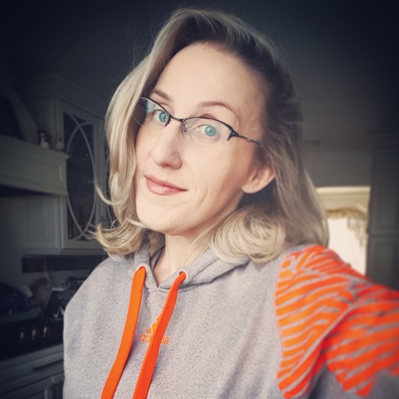 Meet Your Posher, Kristen! - Picture 3 of 5